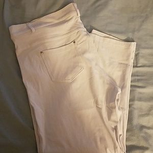 White, stretchy capri pants